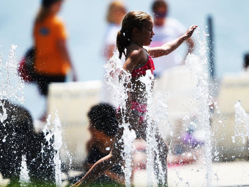 Habitantes e turistas aproveitam a forte onda de calor para sairem ao sol nas praias em torno do lago Ontario em Toronto, no Canadá