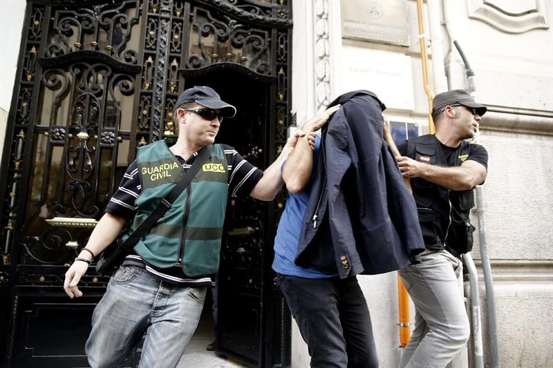 Agentes policiais efetuam uma das 51 prisões da Operação Púnica, na Espanha