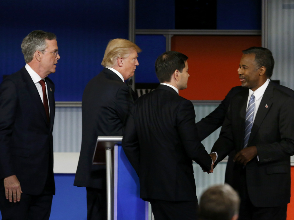 Os pré-candidatos Jeb Bush, Donald Trump, Marco Rubio e Ben Carson se cumprimentam após o debate