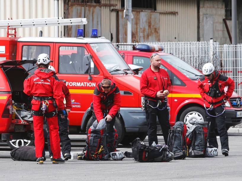 <p>Em Digne-les-Bains, bombeiros se preparam para ir até o local da queda </p>