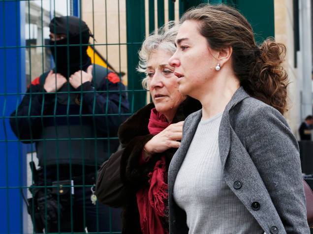 <p>Familiares das vítimas do acidente com o voo 4U9525, da companhia alemã Germanwings, chegam ao aeroporto de El Prat, em Barcelona (Espanha) </p> <p>Familiares das vítimas do acidente com o voo 4U9525, da companhia alemã Germanwings, chegam ao aeroporto de El Prat, em Barcelona (Espanha) </p>