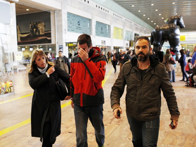 <p>Familiares dos passageiros do Airbus A320 que caiu hoje no sul da França, chegam ao aeroporto de Barcelona, Espanha </p>