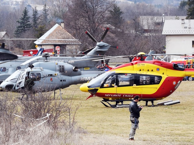 <p>Helicóptero da Força Aérea Francesa e os serviços de segurança civis, chegam próximo ao local onde o Airbus A320 caiu, em Germanwings, nos Alpes Franceses </p>