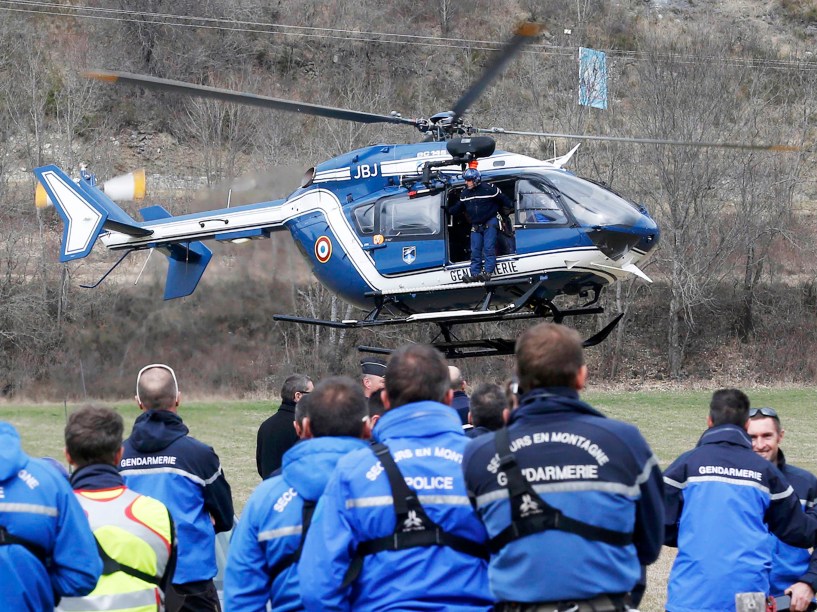 <p>Polícia Francesa e unidades de resgate se preparam para ir ao local do acidente com o Airbus A320 da companhia Germanwings </p>