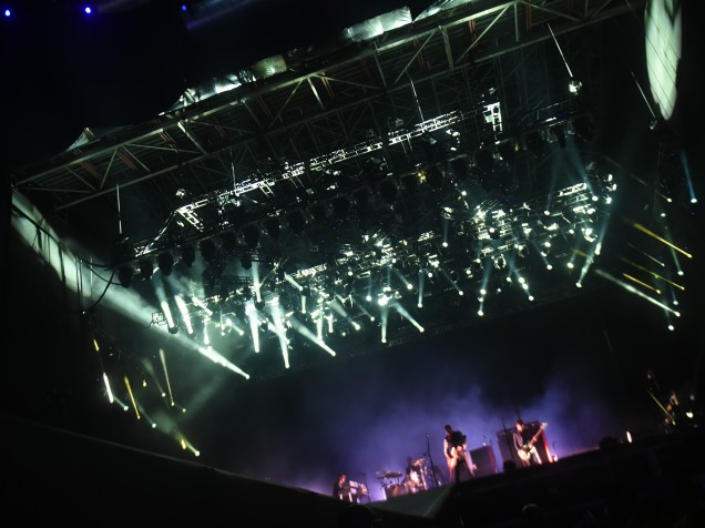 A banda Queens of the Stone Age, durante show no quarto dia do Rock in Rio, zona oeste do Rio de Janeiro, na noite desta quinta-feira (24)