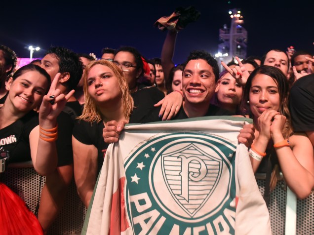 Público durante a apresentação da banda Queens of the Stone Age, no quarto dia do Rock in Rio, zona oeste do Rio de Janeiro, na noite desta quinta-feira (24)