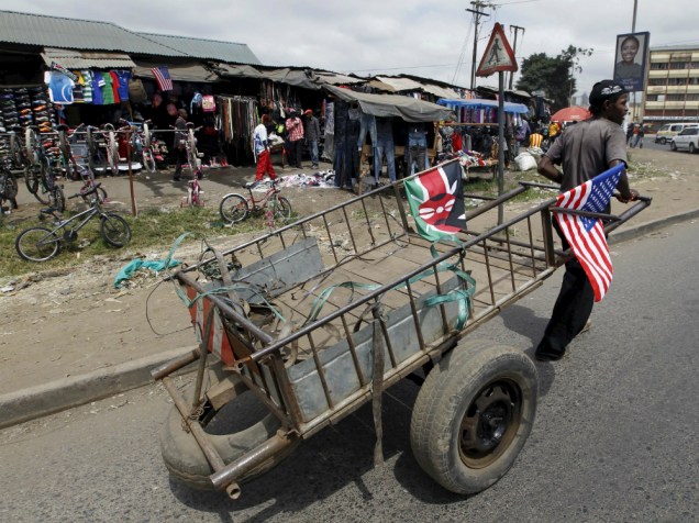 Queniano puxa carrinho de recolher entulho com a bandeira americana