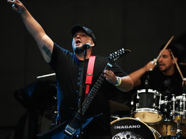 O vocalista Digão se apresenta com a Banda Raimundos no estádio do Morumbi, antes do show do Foo Fighters