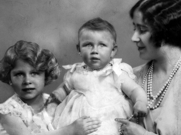 Rainha Elizabeth com as princesas Elizabeth (à esquerda) e Margaret Rose