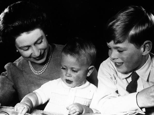 Rainha Elizabeth II com os príncipes Edward e Andrew , no castelo de Windsor - 01/06/1965