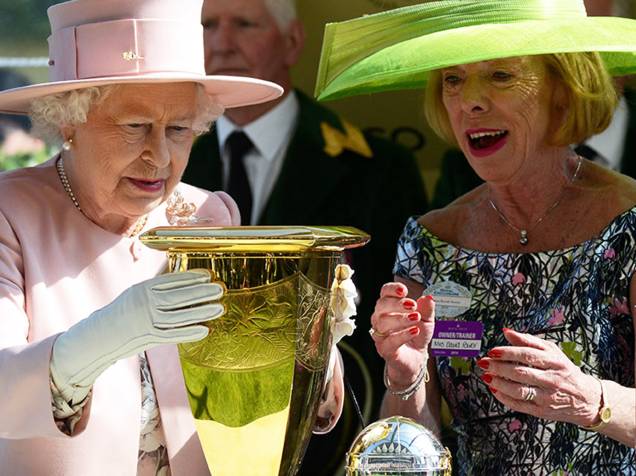 A rainha Elizabeth apresenta o troféu Diamond Jubilee Stakes da corrida de cavalos no último dia do Royal Ascot, na Inglaterra - 21/06/2014