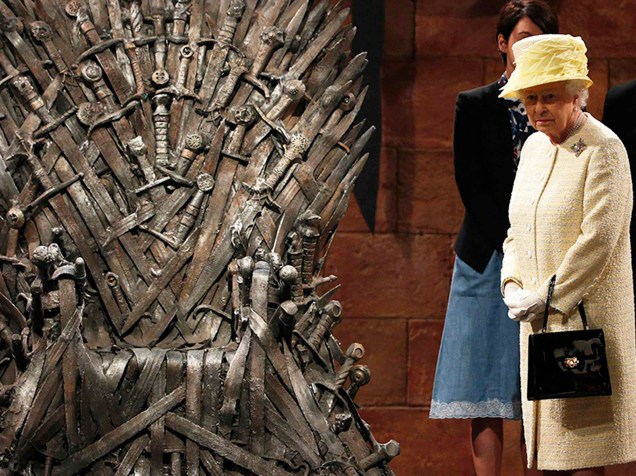 A rainha Elizabeth II olha para o Trono de Ferro, durante visita ao elenco da série de televisão Game of Thrones em Belfast, na Irlanda do Norte - 24/06/2014