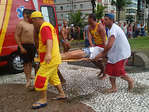 <p>Bombeiros resgatam vítimas de raio na Praia Grande, litoral paulista</p>