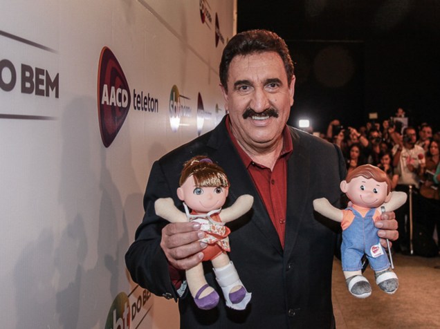 O apresentador Ratinho posa para fotos com os bonecos Tonzinho e Nina durante participação no Teleton 2015