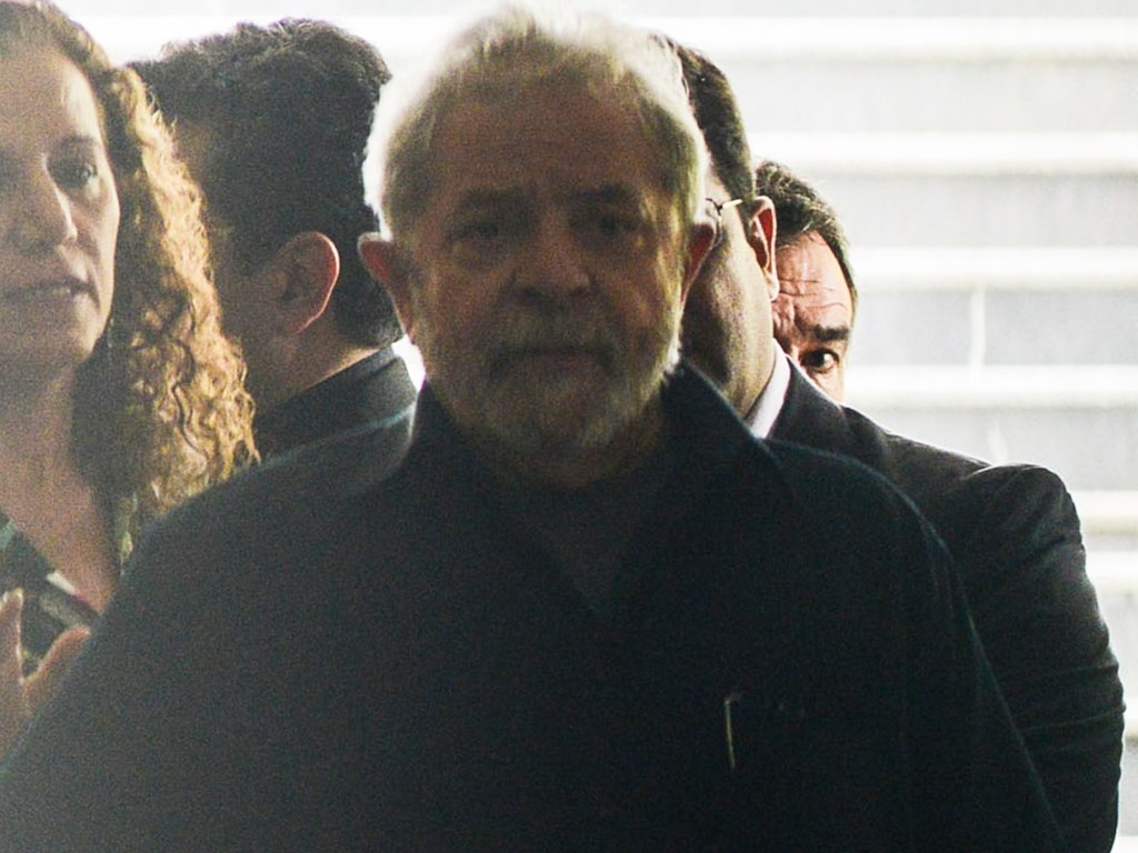 O ex-presidente Luiz Inácio Lula da Silva após prestar depoimento na sede da Polícia Federal, no Aeroporto de Congonhas, na zona sul de São Paulo, nesta sexta-feira (04)