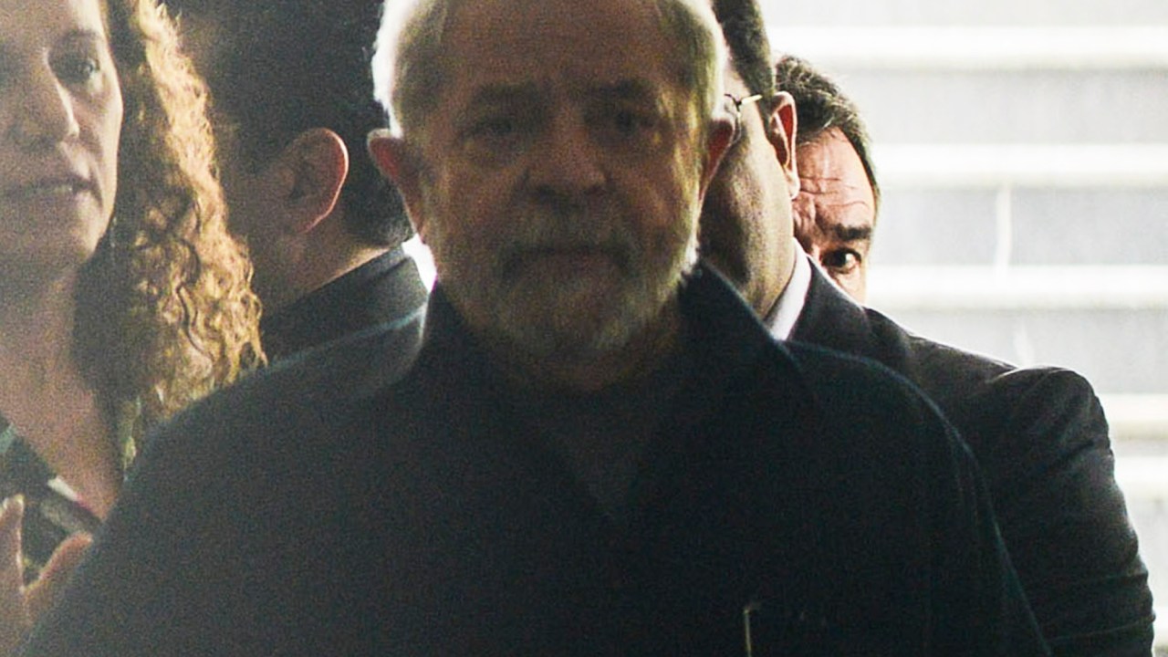 O ex-presidente Luiz Inácio Lula da Silva após prestar depoimento na sede da Polícia Federal, no Aeroporto de Congonhas, na zona sul de São Paulo, nesta sexta-feira (04)