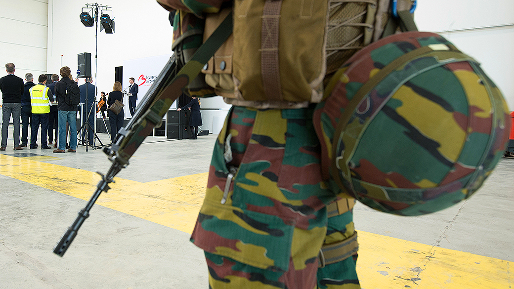 Segurança no Aeroporto de Zaventem, em Bruxelas, é reforçada após a reabertura do local, neste domingo (03), 12 dias após os atentados que deixaram dezenas de mortos