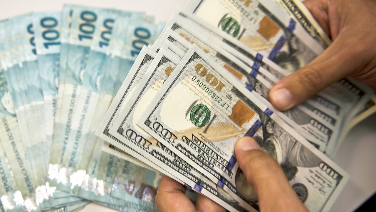 Na máxima da sessão, o dólar chegou a R$ 3,5173, alta de 2,16%
