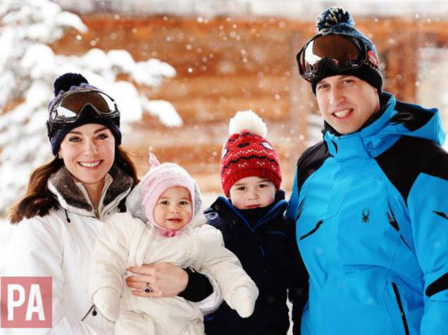 Imagem divulgada pela Monarquia Britânica mostra as férias do príncipe William e Kate Middleton com os filhos, George e Charlotte, nos Alpes Franceses