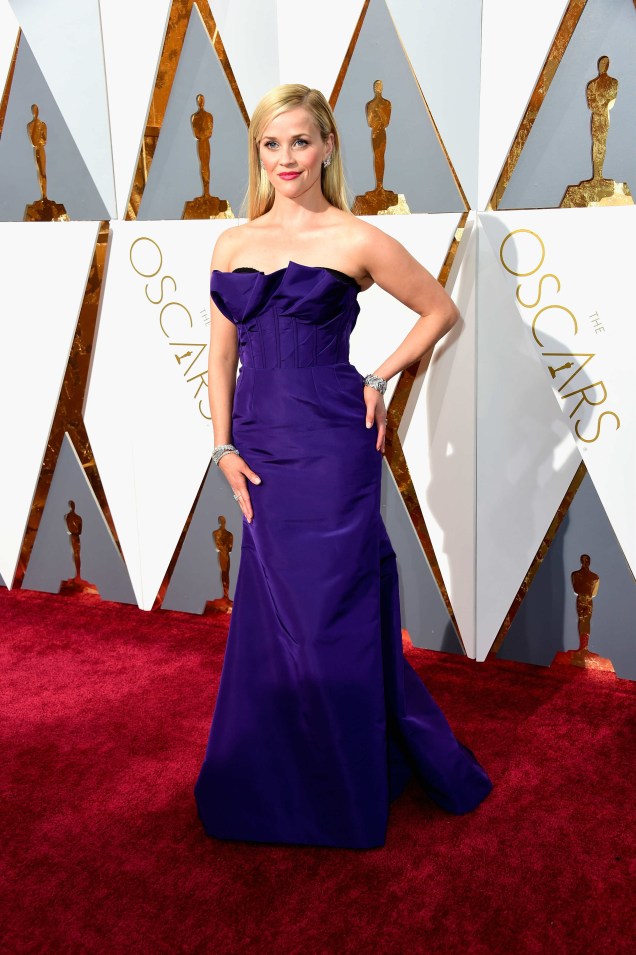Reese Witherspoon, com seu vestido roxo Oscar de la Renta, não agradou no tapete vermelho do Oscar 2016