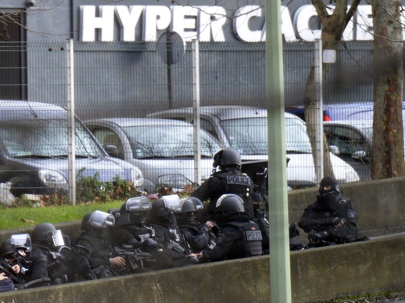 Um homem tomou ao menos 5 reféns num mercado kosher em Paris e houve tiroteio, segundo as agências e a imprensa local. Há ao menos um ferido, de acordo com a Reuters