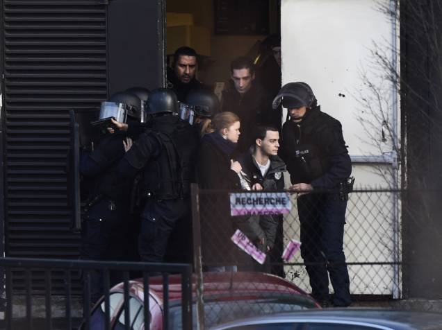 Forças especiais da polícia francesa evacuam os moradores próximo ao mercado kosher em Paris, onde houve tiroteio, segundo as agências e a imprensa local