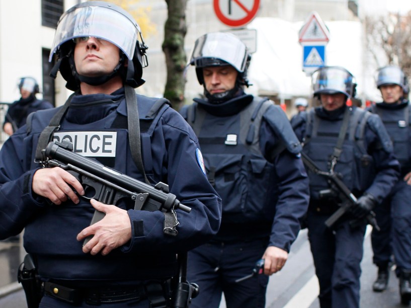 Um homem tomou ao menos 5 reféns num mercado kosher em Paris e houve tiroteio, segundo as agências e a imprensa local. Há ao menos um ferido, de acordo com a Reuters