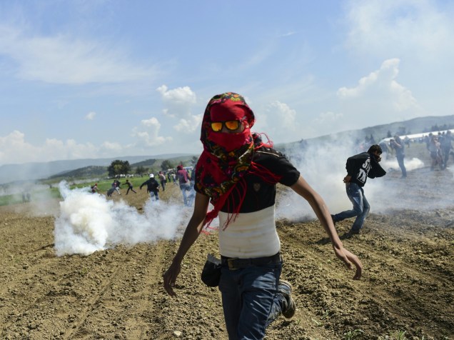 Centenas de refugiados e imigrantes tentaram forçar a passagem pela fronteira norte da Grécia neste domingo (10), destruindo arame farpado em protesto contra os controles mais rígidos da vizinha Macedônia