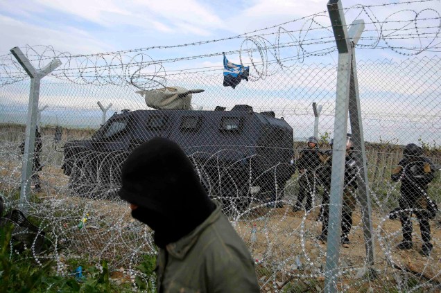 Imigrantes e polícia grega entram em confronto na fronteira com Macedônia. 11/4/2016