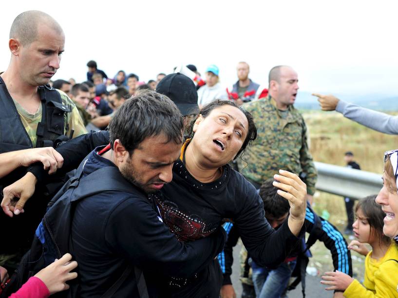 Refugiados sirios tentam atravessar a fronteira da Macedónia vindos da Grécia