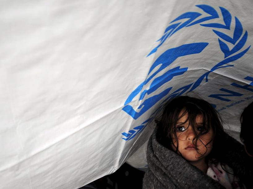 Refugiados sirios tentam atravessar a fronteira da Macedónia vindos da Grécia