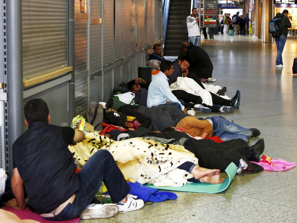 Refugiados dormem na estação central de Munique, neste domingo (13)