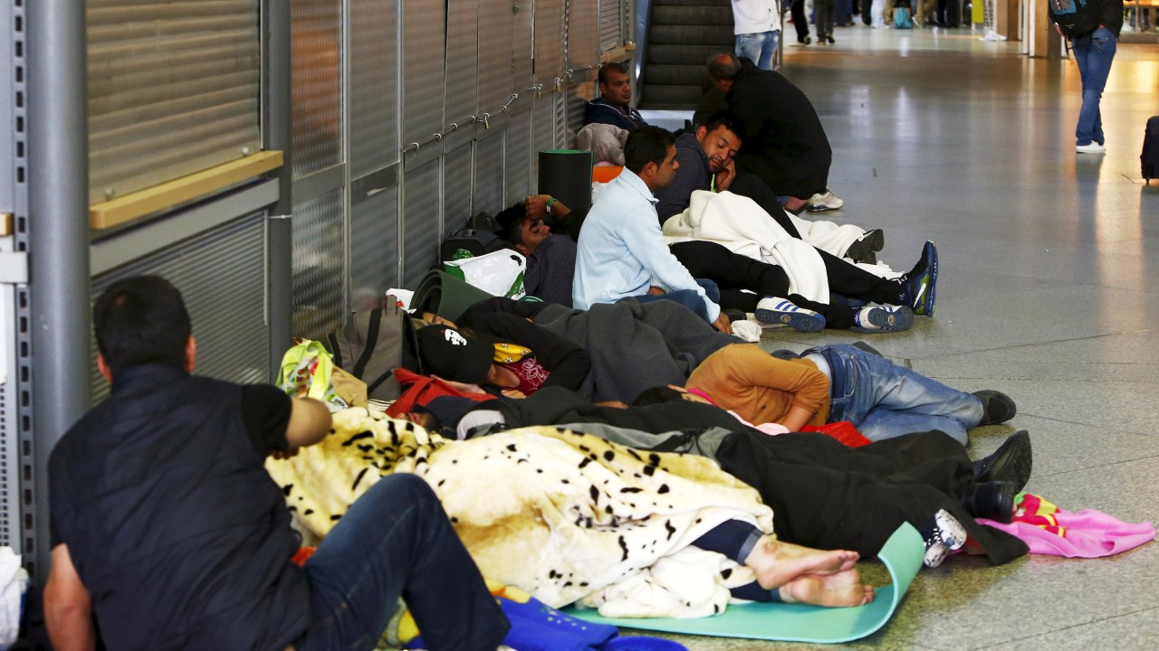 Refugiados dormem na estação central de Munique, neste domingo (13)