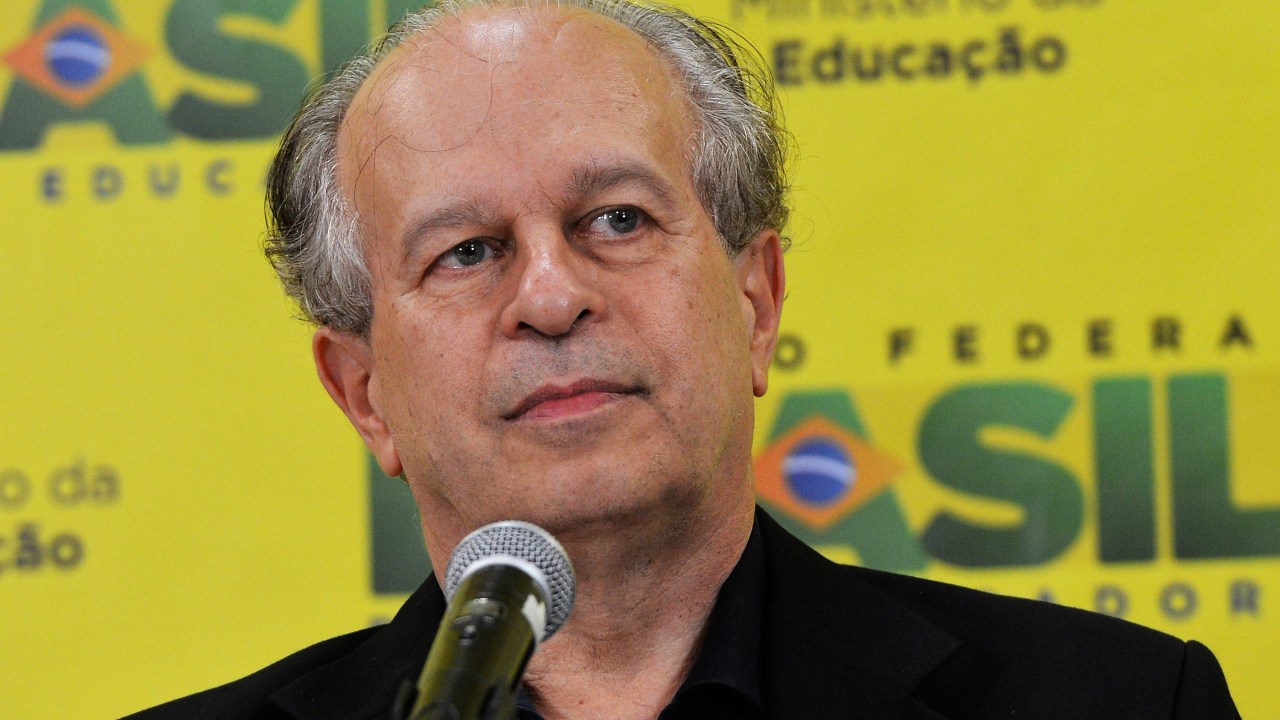 O ministro da Educação, Renato Janine Ribeiro, durante coletiva para falar sobre as inscrições do Fies, na sede do MEC, em Brasília (DF), na tarde desta segunda-feira (4)