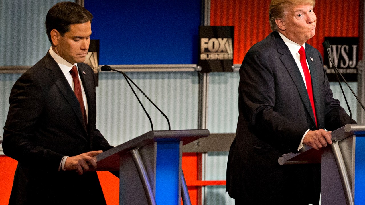 Os candidatos Marco Rubio e Donald Trump durante debate presidencial organizado pela Fox