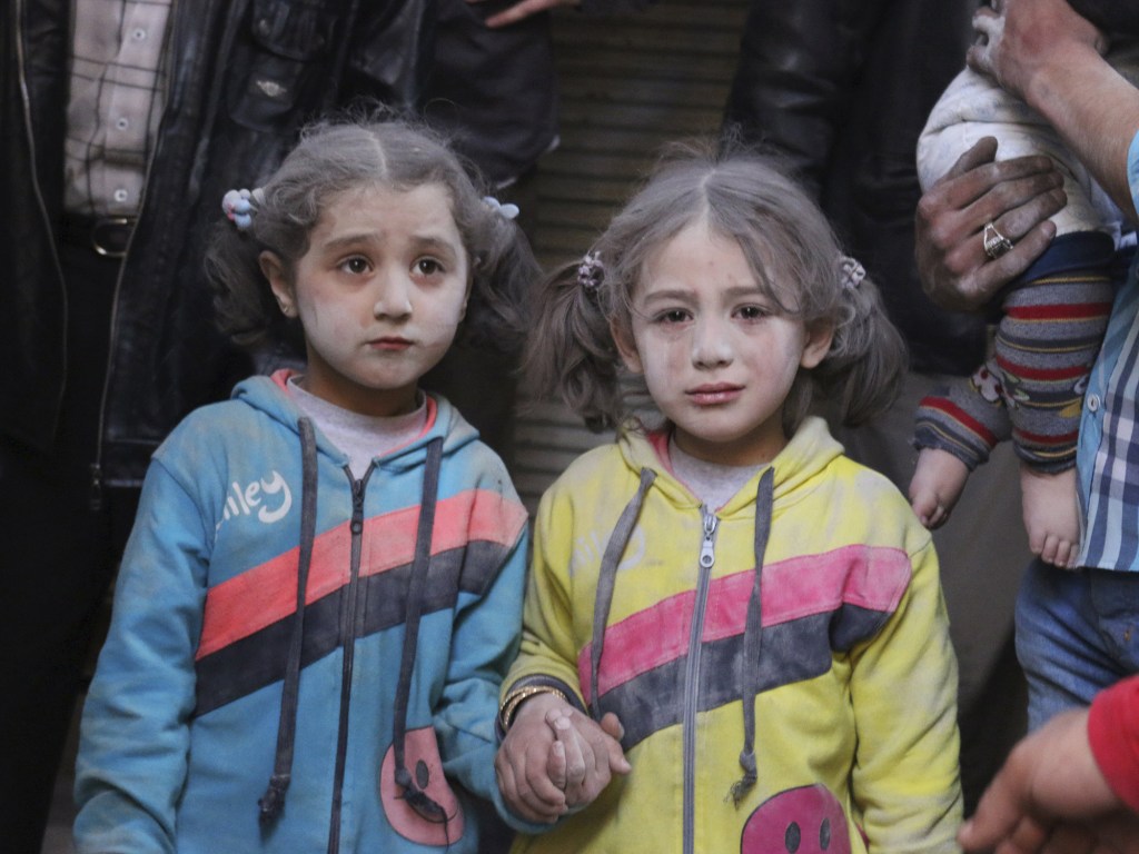 Garotas sobrevivem a ataque de míssil lançado por forças do presidente da síria, Bashar al-Assad - 07/04/2015