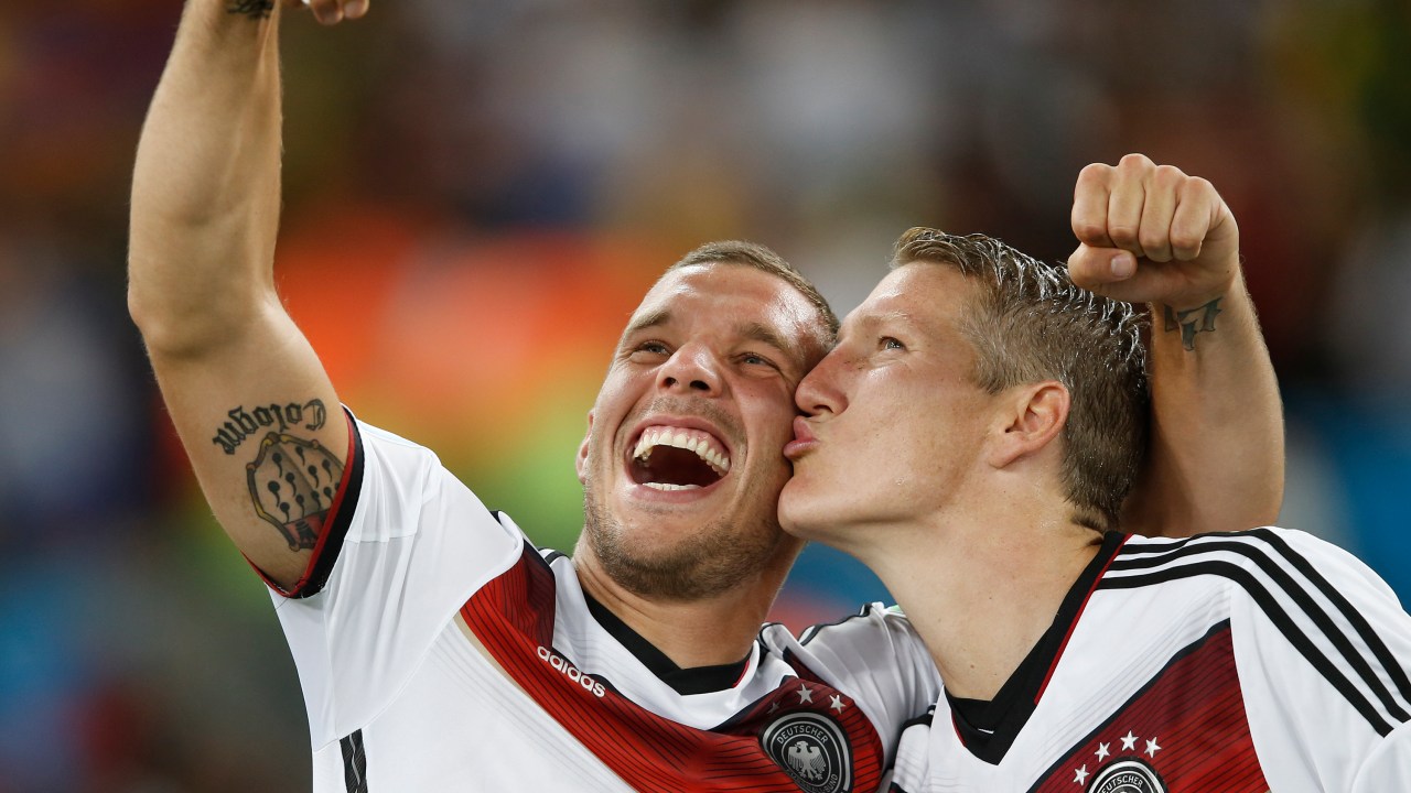 Os jogadores Bastian Schweinsteiger e Lukas Podolski tiram 'selfie' após a Alemanha vencer a Copa do Mundo realizada no Brasil