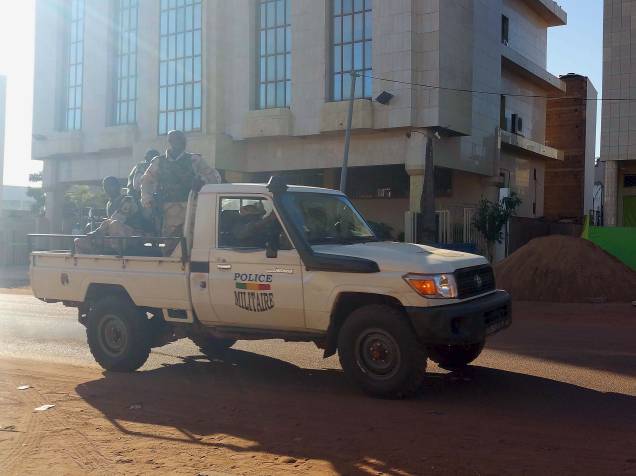 Um grupo armado abriu fogo na manhã desta sexta-feira contra o hotel de luxo Radisson Blu, em Bamako, capital do Mali, e faz reféns 170 pessoas, entre hóspedes e empregados
