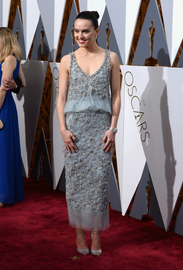 Daisy Ridley no tapete vermelho do Oscar 2016, vestindo Chanel