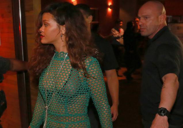 Rihanna deixa a churrascaria Fogo de Chão, em Botafogo, na noite deste domingo (27 de setembro)