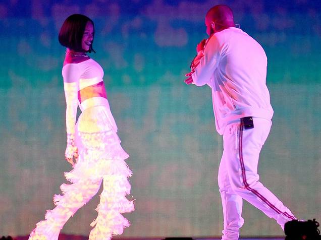 Rihanna e Drake se apresentam durante o Brit Awards 2016