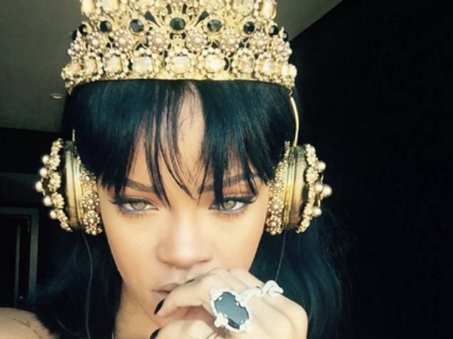 Rihanna ouve seu novo disco em fones da Dolce & Gabbana