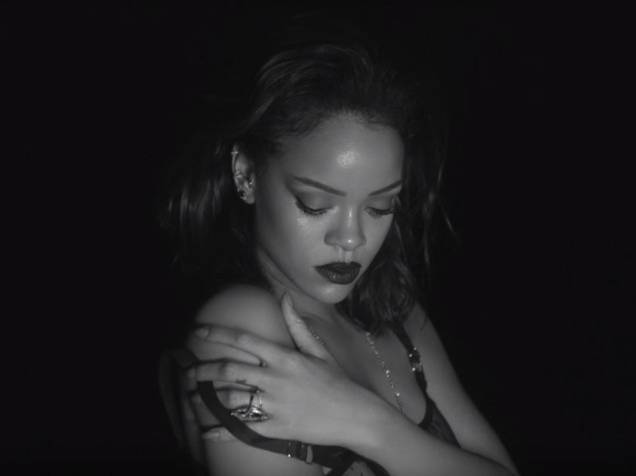 Rihanna no clipe de Kiss it Better, música do disco Anti