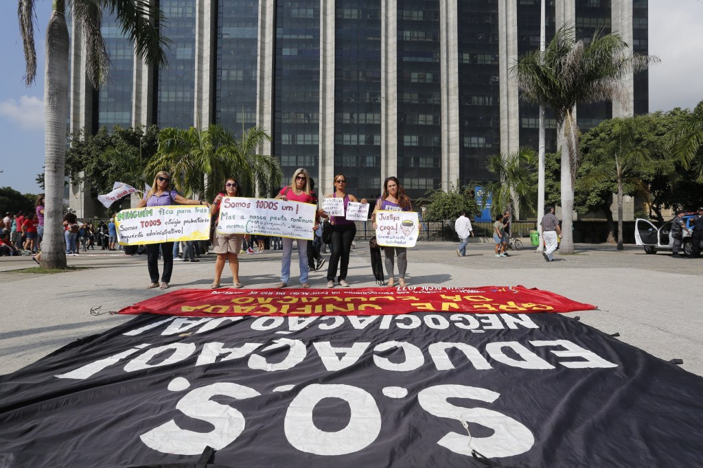 Manifestação de professores em frente ao prédio da prefeitura, no Centro do Rio