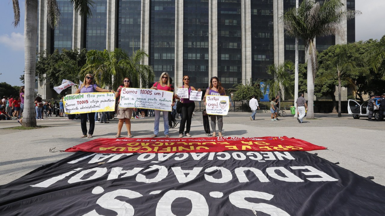 Manifestação de professores em frente ao prédio da prefeitura, no Centro do Rio