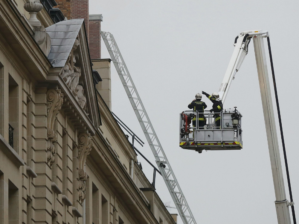 Bombeiros trabalham no edifício do Hotel Ritz, em Paris