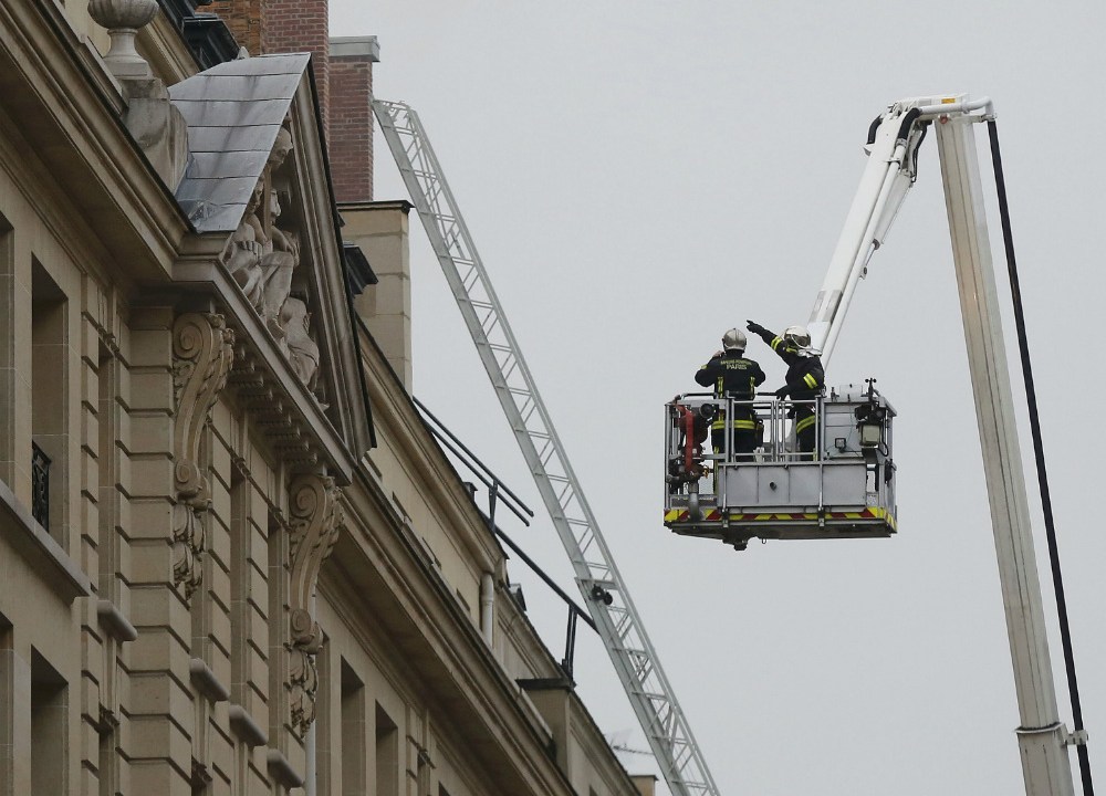 Bombeiros trabalham no edifício do Hotel Ritz, em Paris