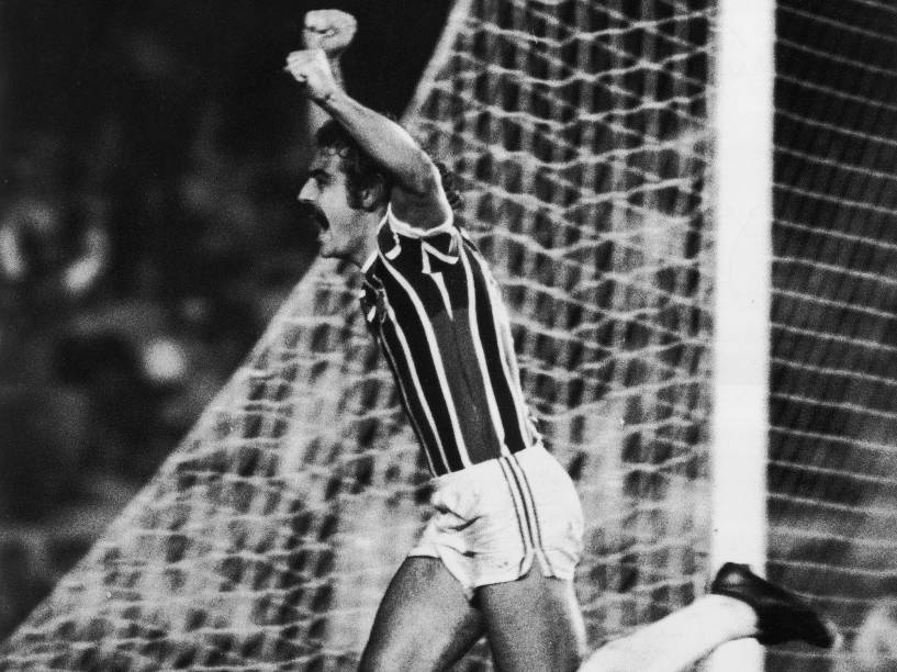 Rivellino, do Fluminense, comemorando gol contra o Vasco, na final do Campeonato Carioca, em 1976