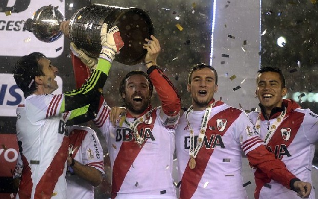 O goleiro Barovero e o atacante Cavenaghi, do River, levantam o troféu da Libertadores