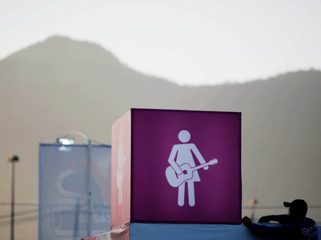 Placa roqueira indica o banheiro feminino na Cidade do Rock
